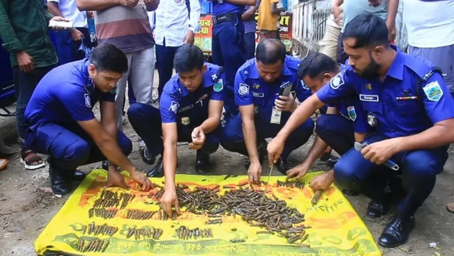 ড্রেন থেকে এসএমজির ৩৩৪ রাউন্ড গুলি উদ্ধার